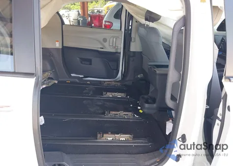 2024 Toyota Sienna Xle z USA, uszkodzony, nr VIN 5TDYRKEC9RS191094